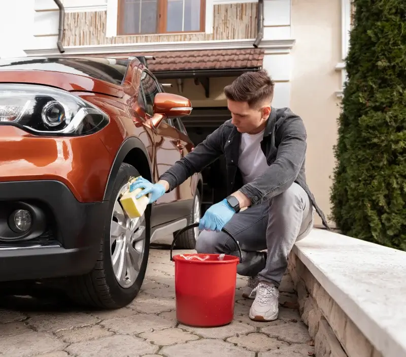 Lavage auto à domicile Saint-Roman-de-Malegarde : professionnel intervenant sur un véhicule